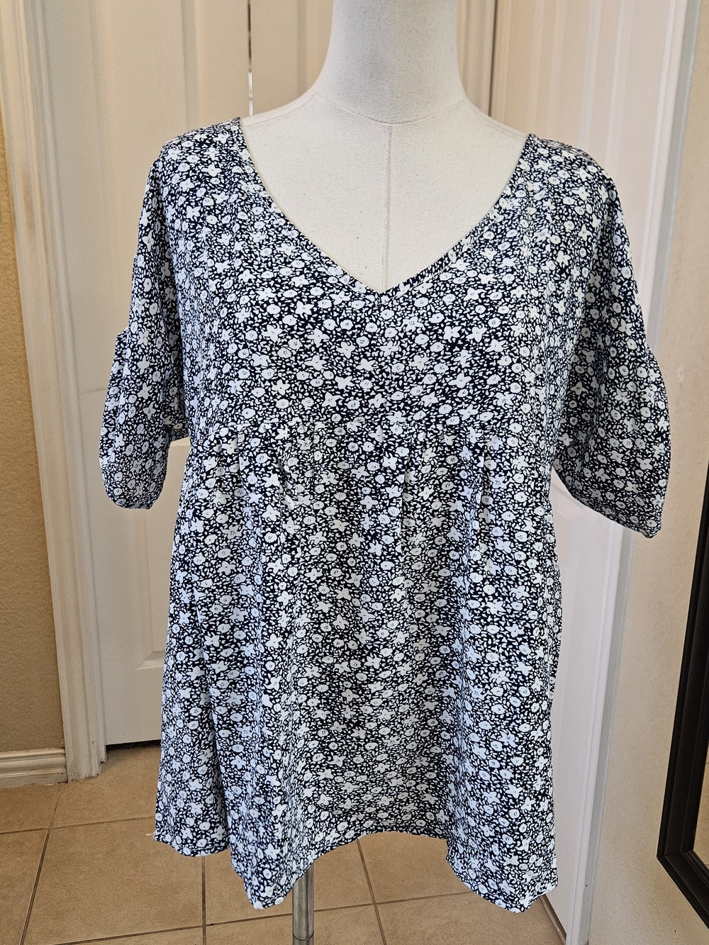 Emery Rose Navy Floral Babydoll Blouse – Size Small - Picture 3 of 10